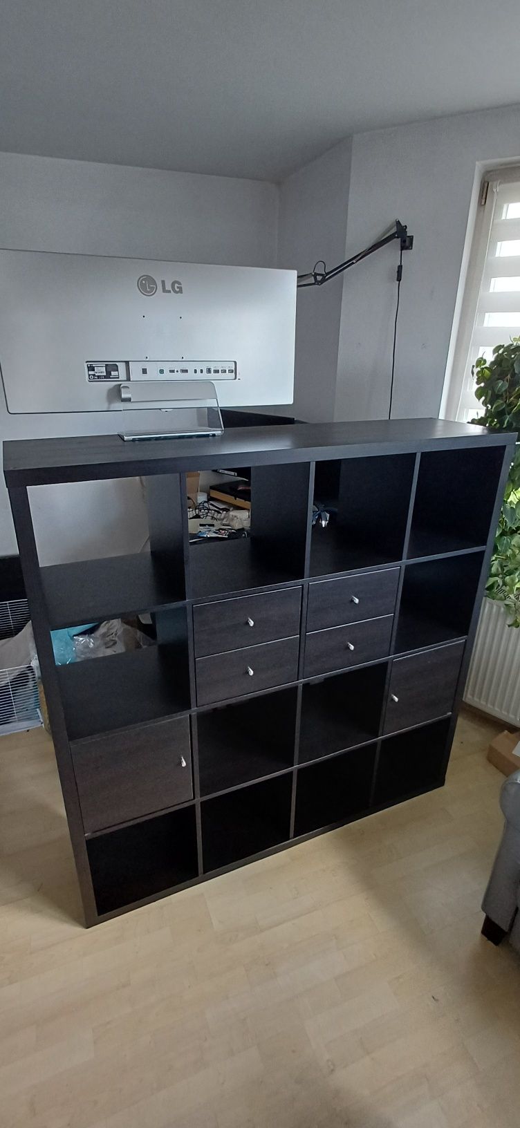 Duży regał KALLAX IKEA z szufladami czarnobrąz czarne pojemniki