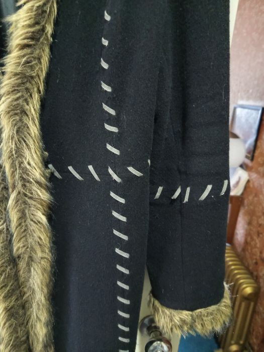 Casaco. Preto. Comprido, mto quente