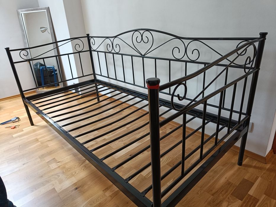 Łóżko metalowe z materacem, młodzieżowe