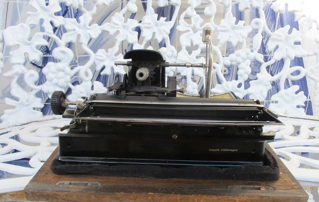 Maquina escrever com 120 anos com caixa