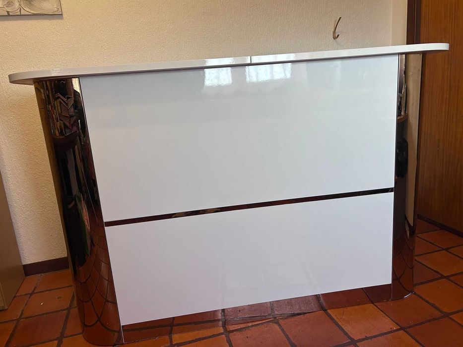 balcao branco lacado com detalhes dourados