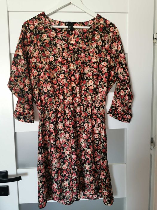 Sukienka letnia r. 36 w kwiaty dekolt