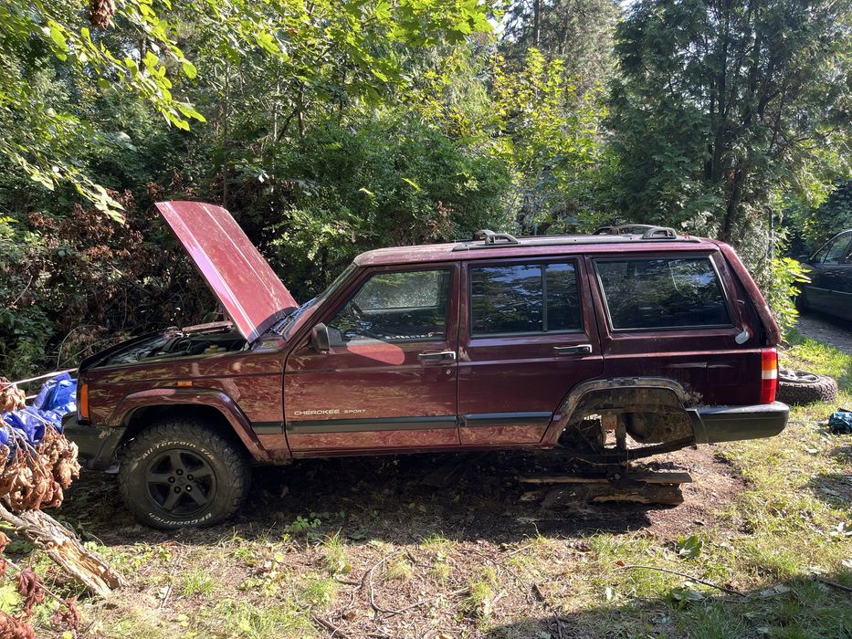 Jeep XJ 4.0L 2000r. Powypadkowy - całość lub na cześci