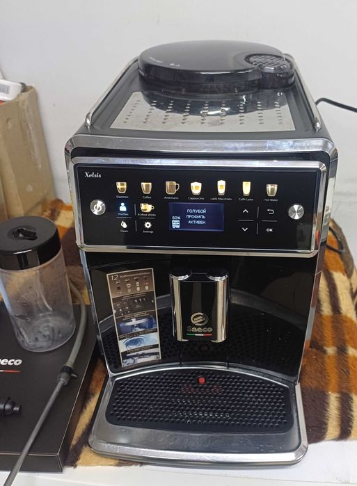 Кавомашина автоматична Saeco Xelsis SM7580 з молочником капучинатором