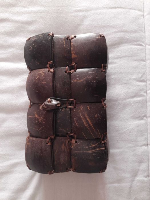 Carteira artesanal feita de casca de côco