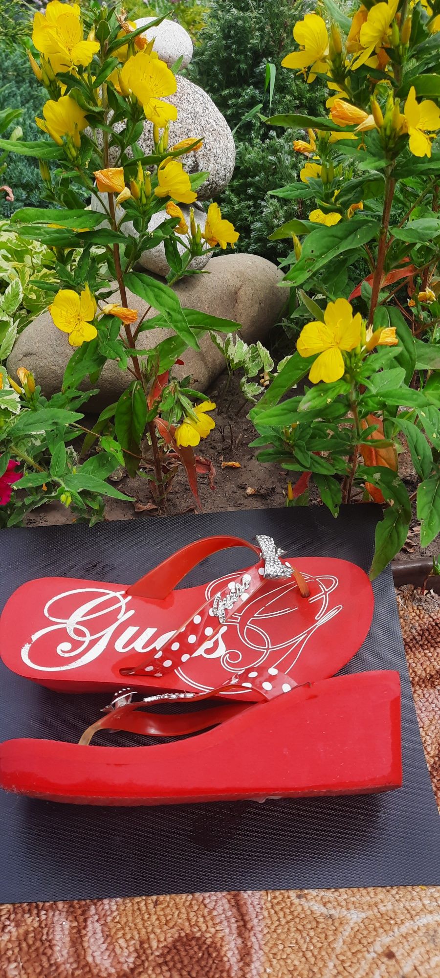 GUESS Фирменные шлепки р.38-39