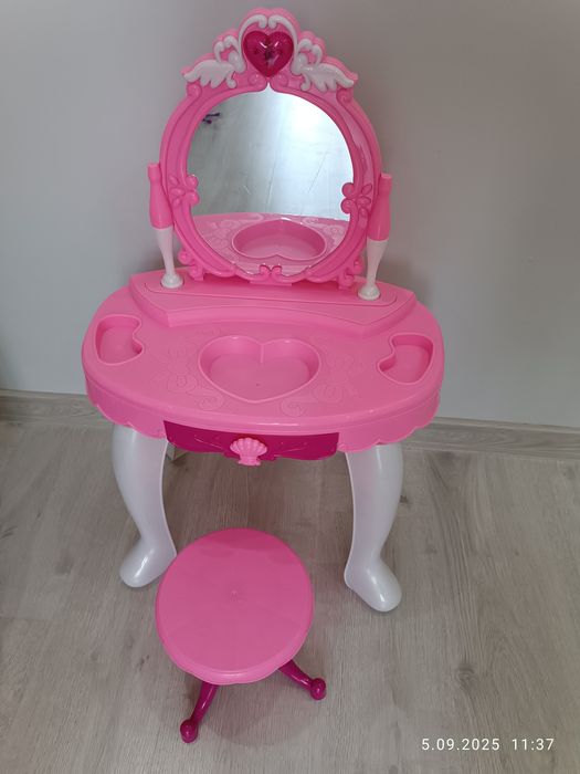 Toaletka dla dziewczynki świeci, gra