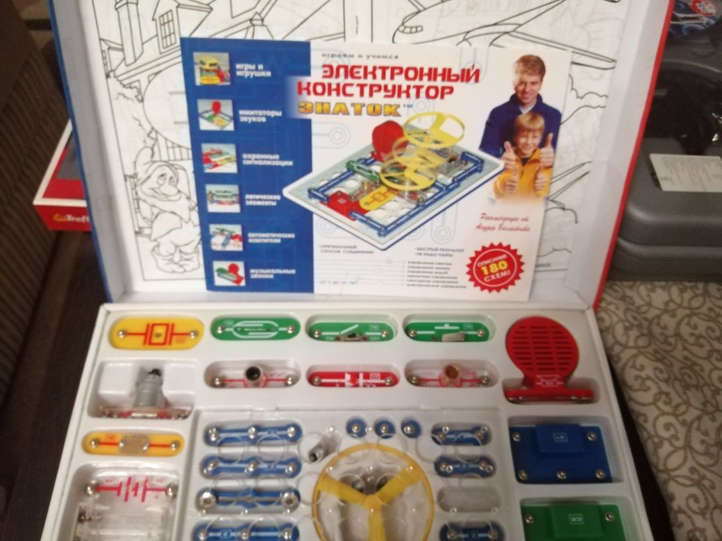 Продам электронный конструктор  "Знаток"