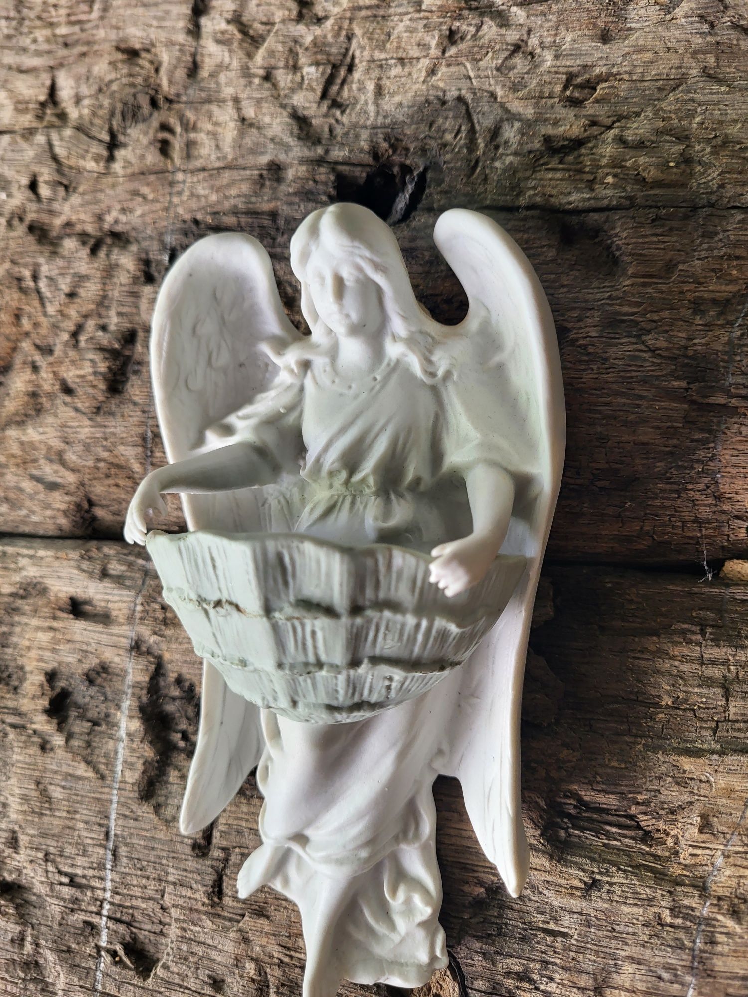 Sygnowana kropielnica biskwit Anioł z porcelany