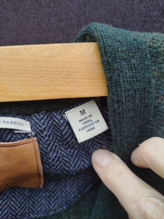 Шерстяная жилетка бутылочного цвета размер М