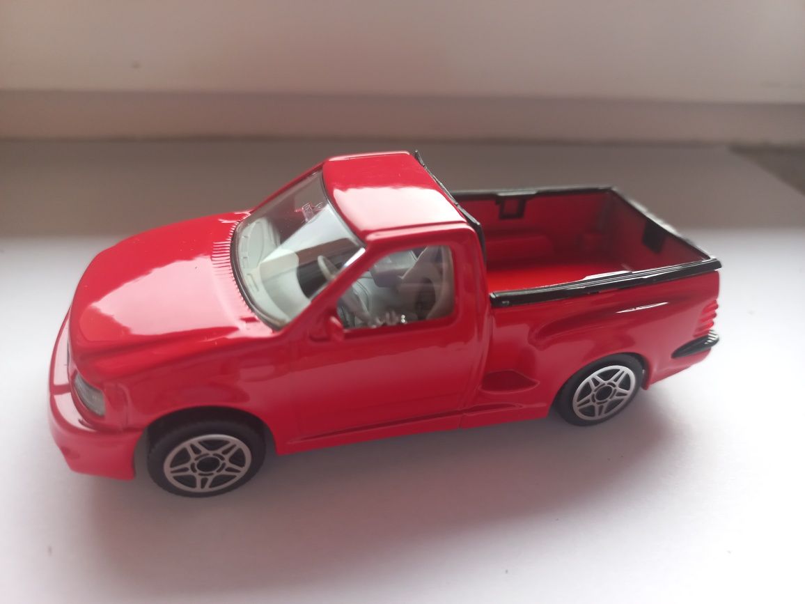 Bburago Ford SVT F-150,  skala 1:43