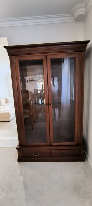 Vitrine em madeira maciça e vidro
