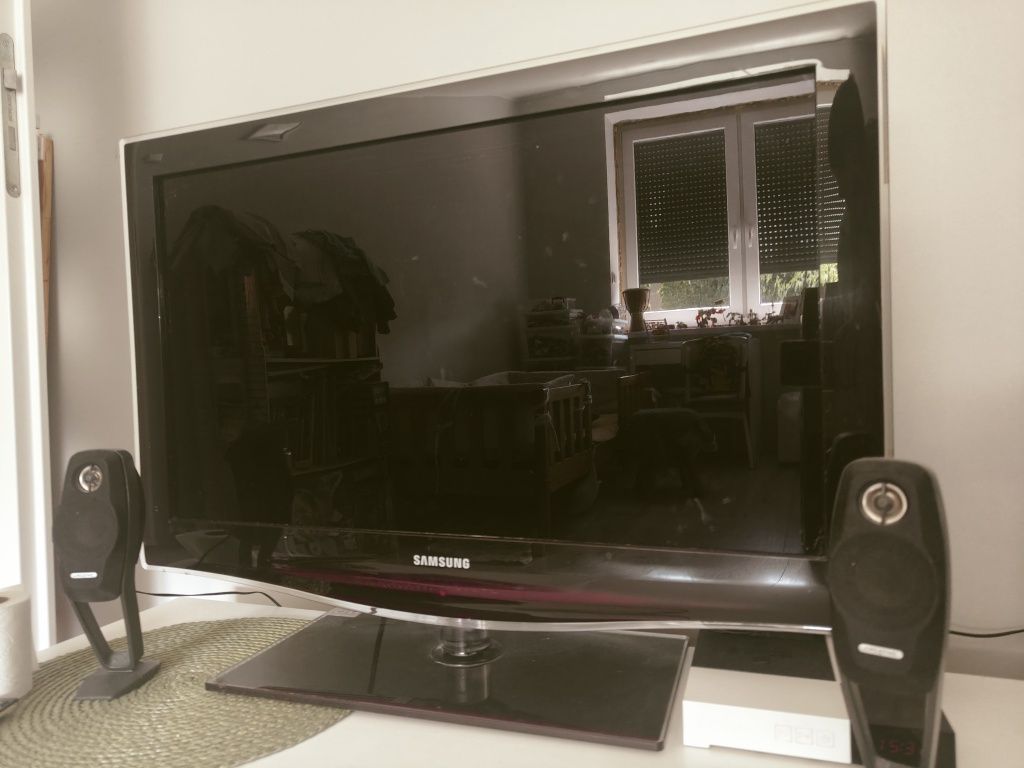 Telewizor Samsung 32 całe + 2głośniki i subwoofer.