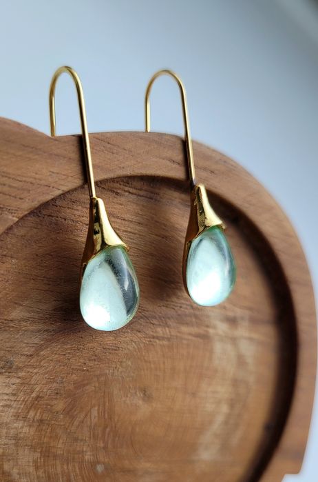 Jasne Zielone delikatne błyszczące kolczyki złote łezki light green