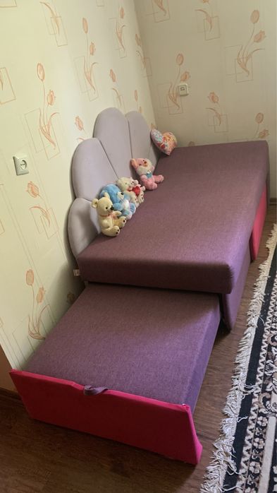 Продається диван для дівчинки в доброму стані,як новий