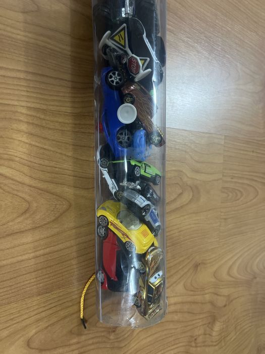 Tubo com + de 30 Carrinhos Metálicos e Monster Trucks