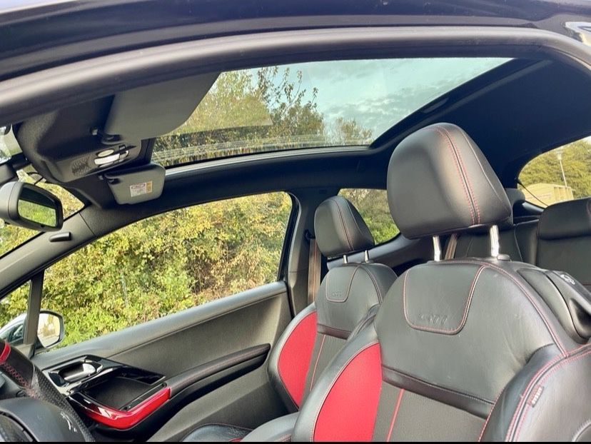 Czarny Peugeot 208 GTI 200 KM