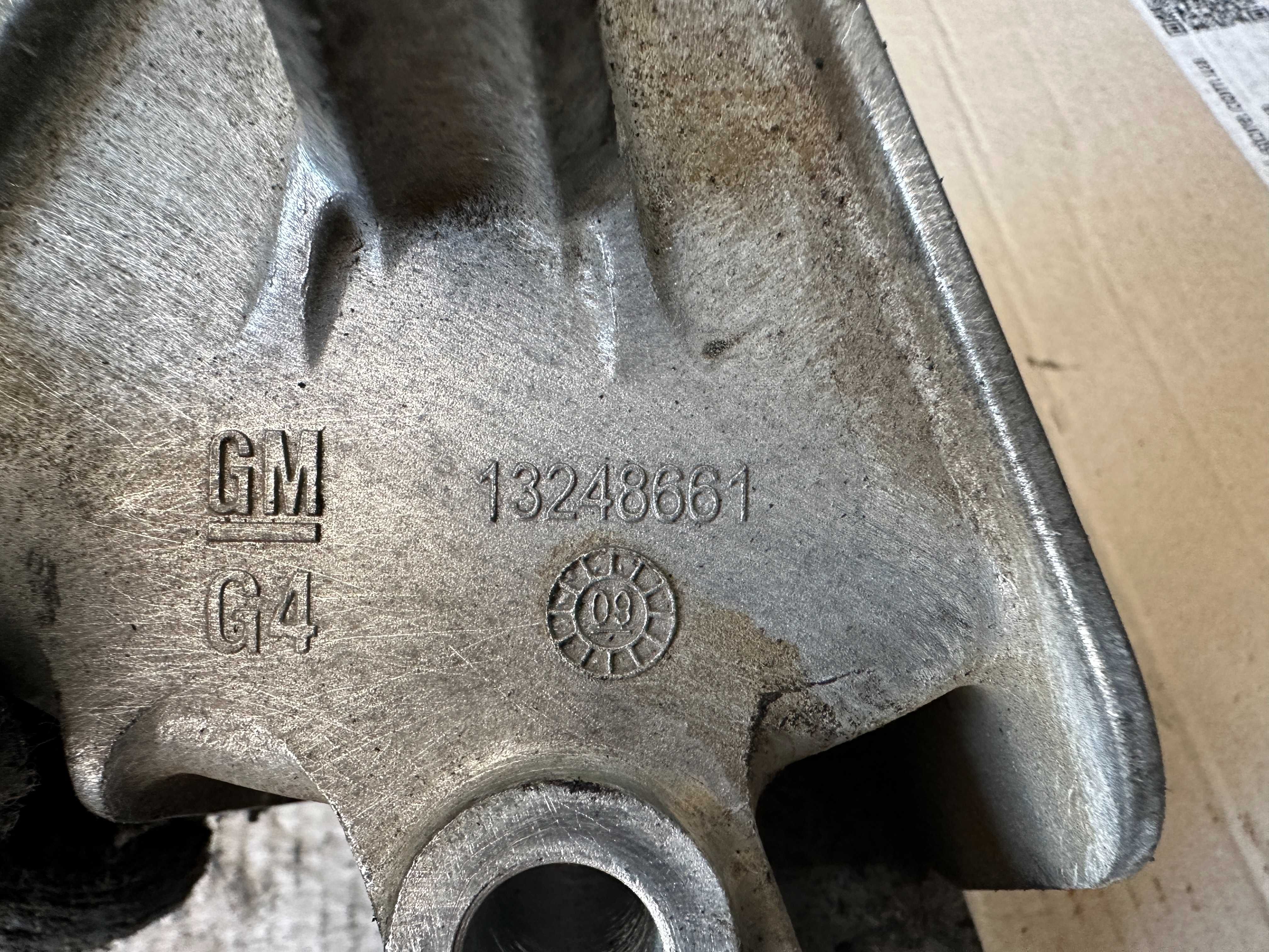 Кронштейн кпп  opel astra  j опель астра j 13248661