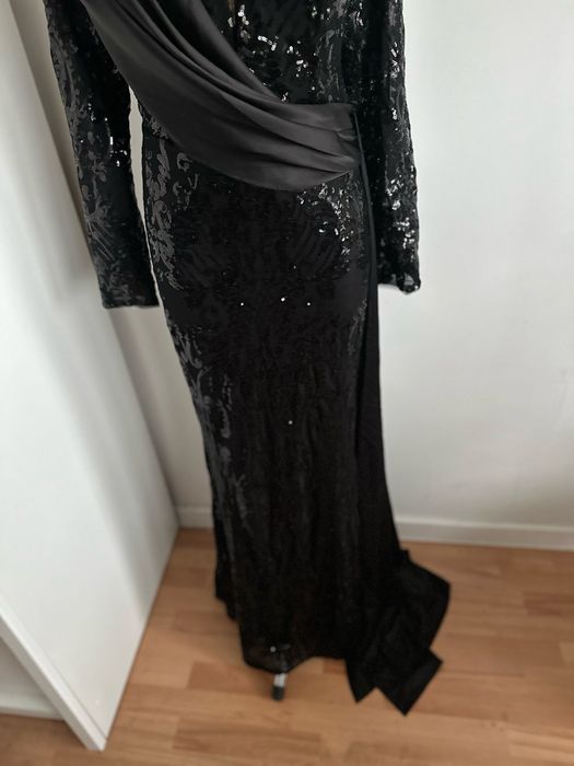 Cekinowa sukienka maxi 48 4 xl 46 3 xl z szarfa czarna długi rękaw