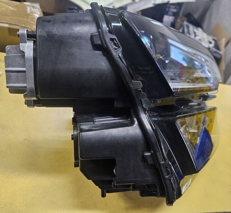 Skoda Karoq lift przednia prawa lampa full led 57B941036