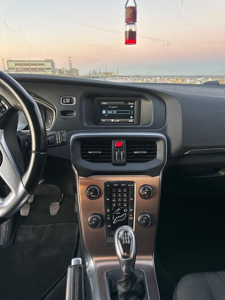 Volvo v40 cross country