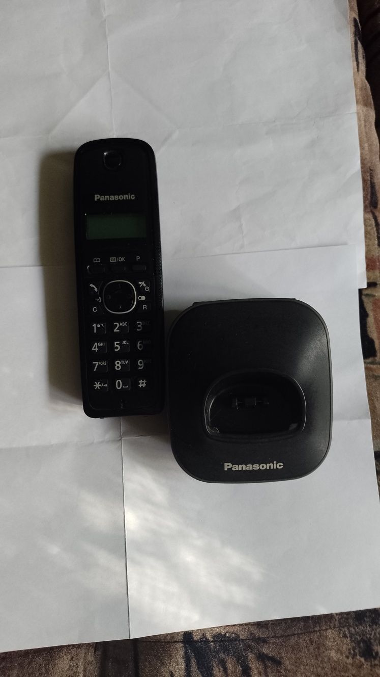 Telefon stacjonarny bezprzewodowy.