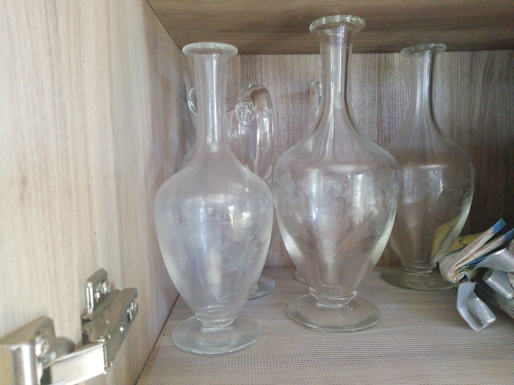 Conjunto de copos vintage com garrafas