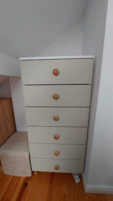 Cómoda com 6 gavetas Ikea, com puxadores e pernas de madeira