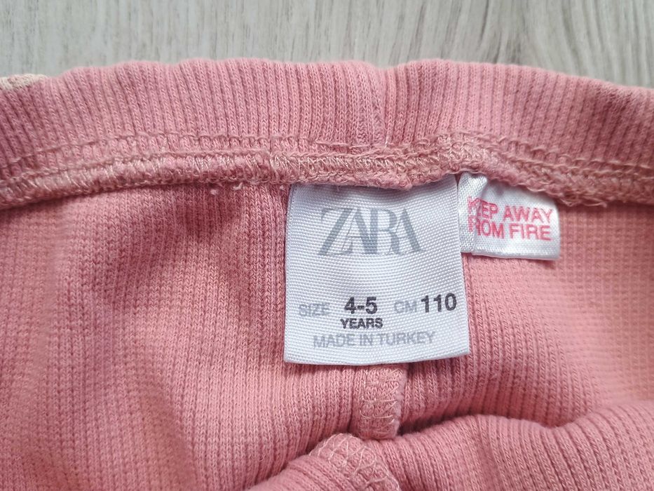 3 pary legginsów Zara rozmiar 110, wady