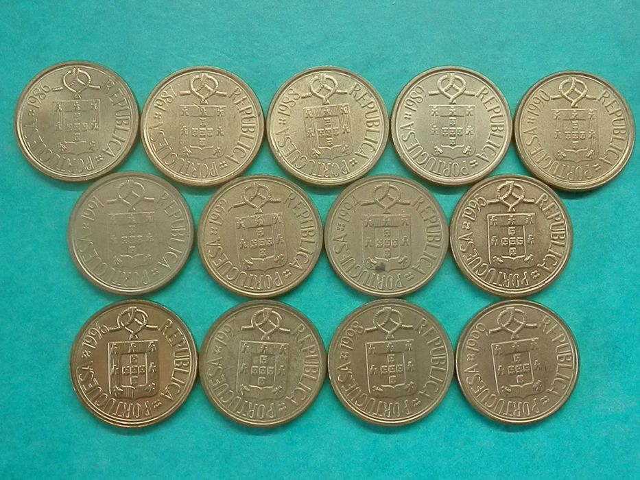 1067 - República: 13 moedas 5$00 latão. por 3,00