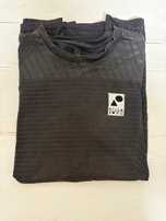 T-shirt Preta Billabong – Tamanho XL (com pequeno defeito)