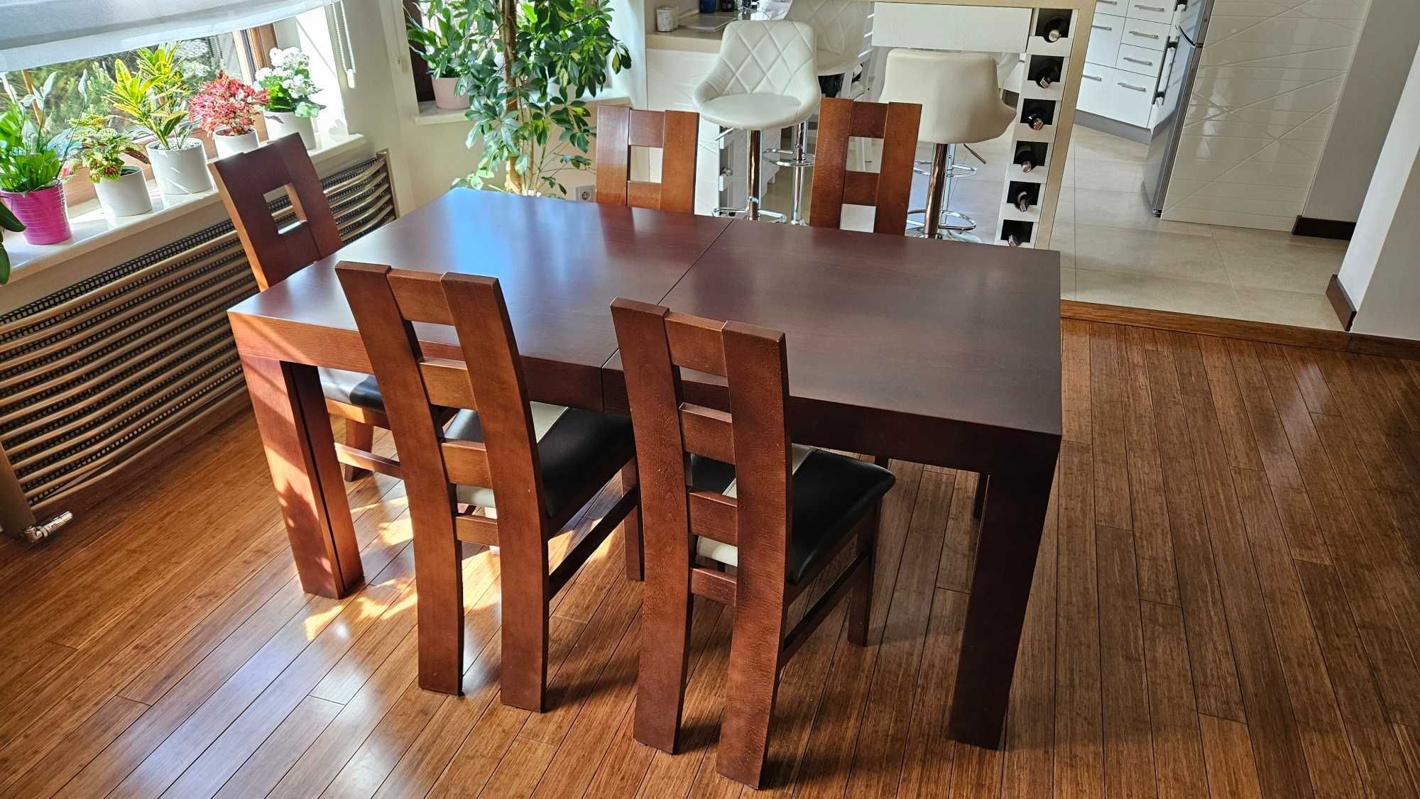 Zestaw wypoczynkowy oraz stół z krzesłami