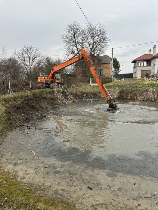 Екскаватор з довгою стрілою
