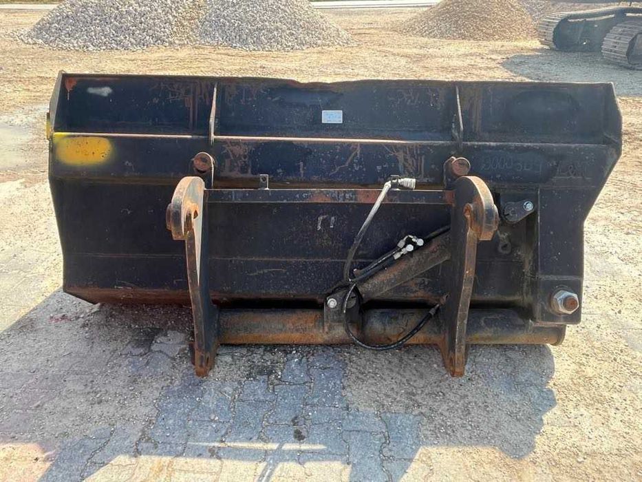 Łyżka hydrauliczna z siłownikiem