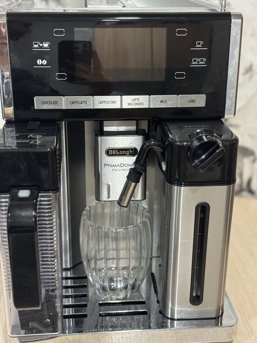 Продам кофе машину Delonghi PrimaDonna