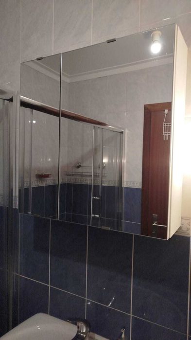 Armario de casa de banho com espelho