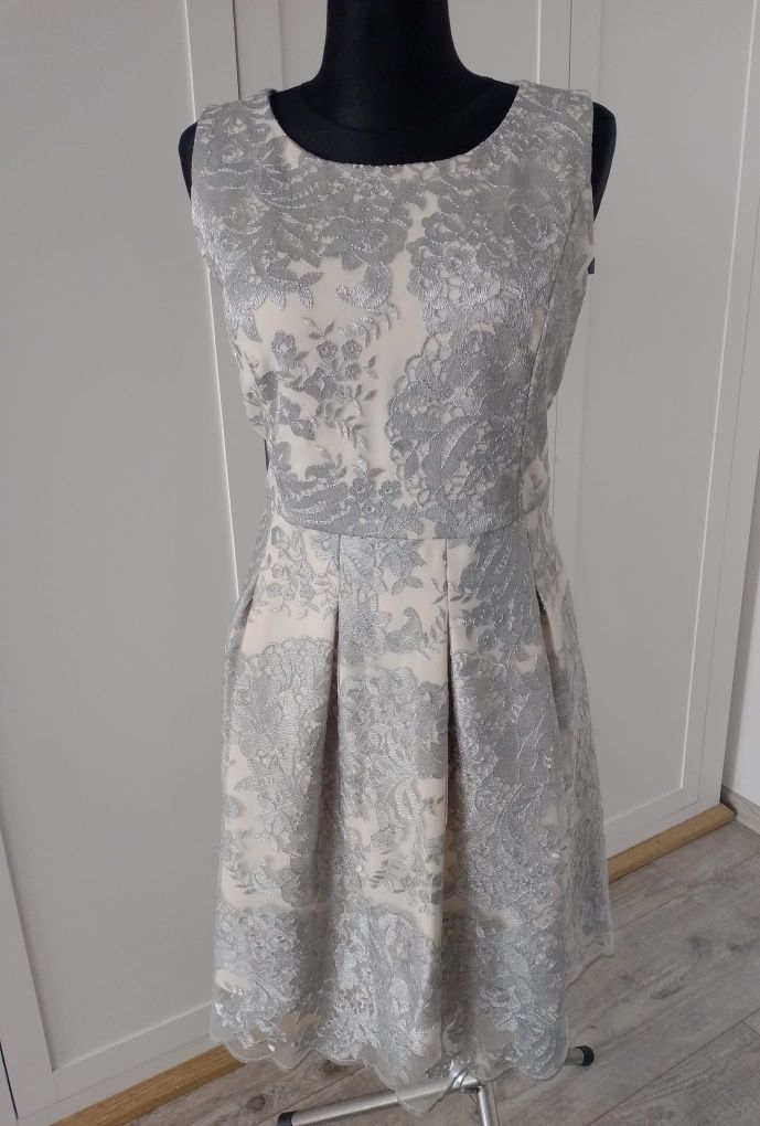 Piękna koronkowa sukienka koktajlowa 46