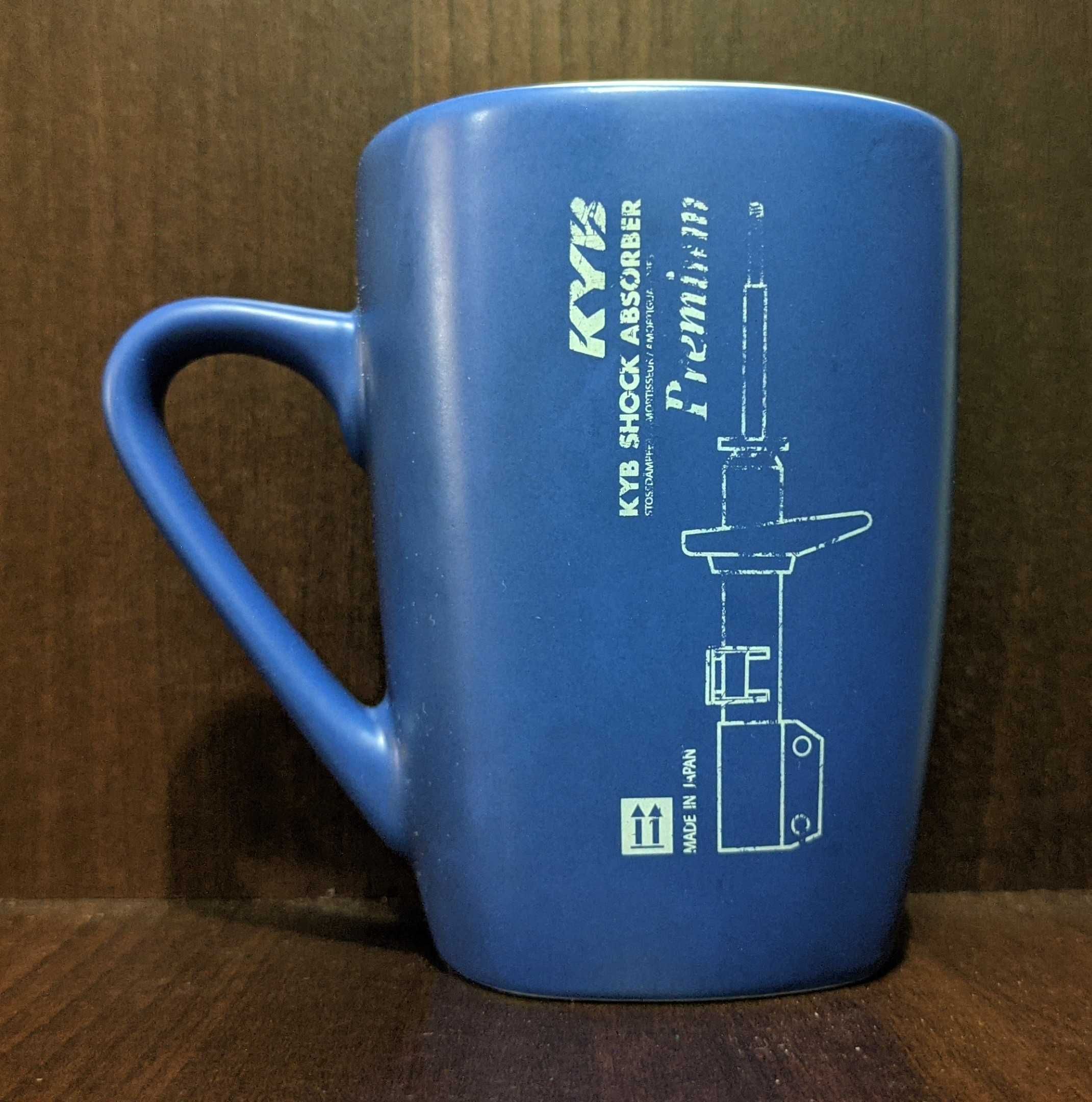 Чашка для чая или кофе голубого цвета в технологичном стиле на 250 мл.