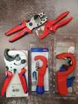 Труборез Knipex для пластиковых труб, шлангов и соединительных труб.