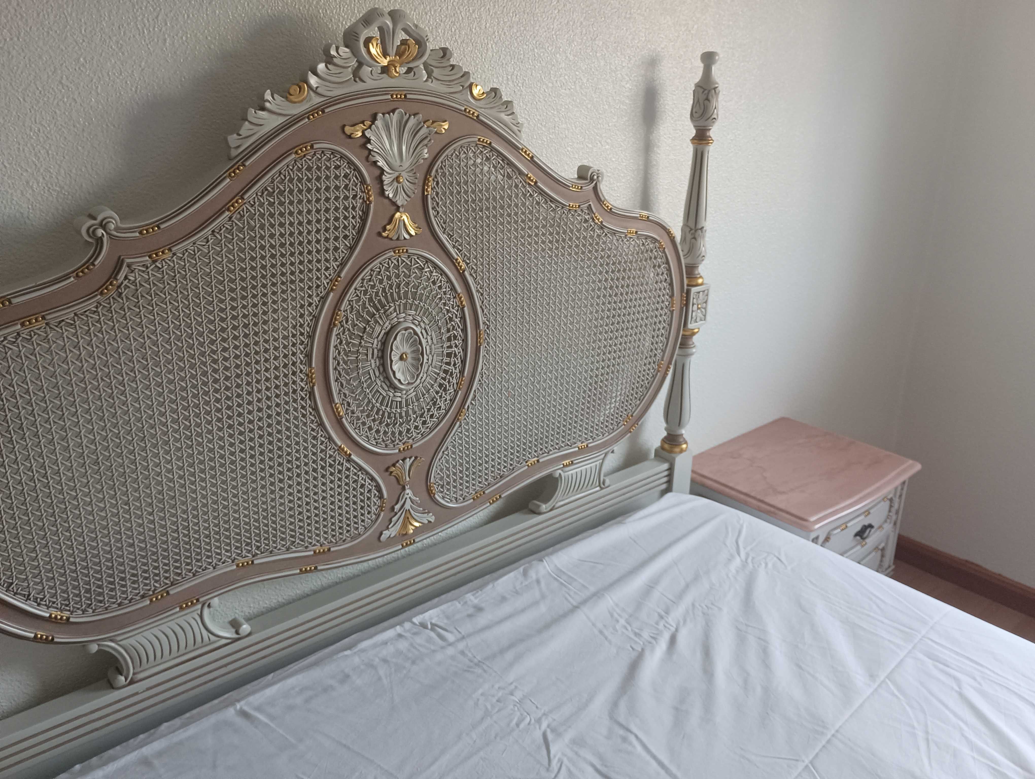 Mobília de quarto estilo D. Luís XVI (tampos em mármore rosa)