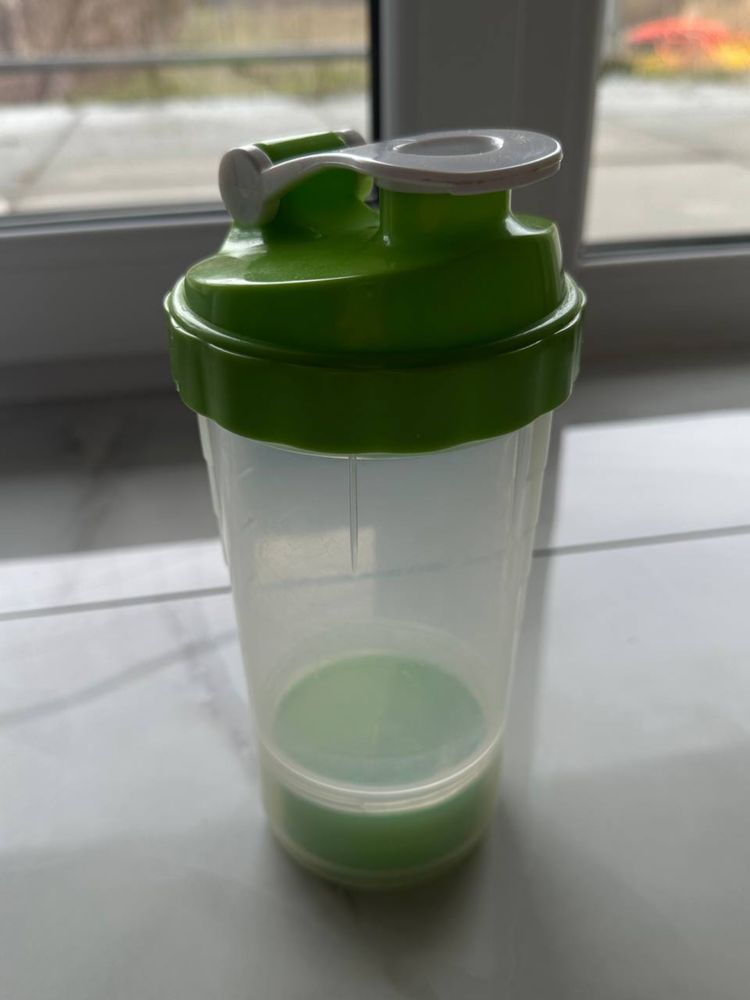 Shaker z pojemnikami
