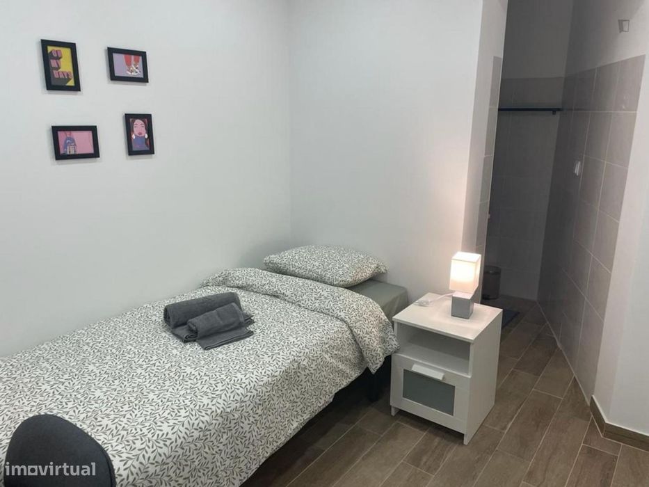 654492 - Quarto com cama de solteiro, com casa...