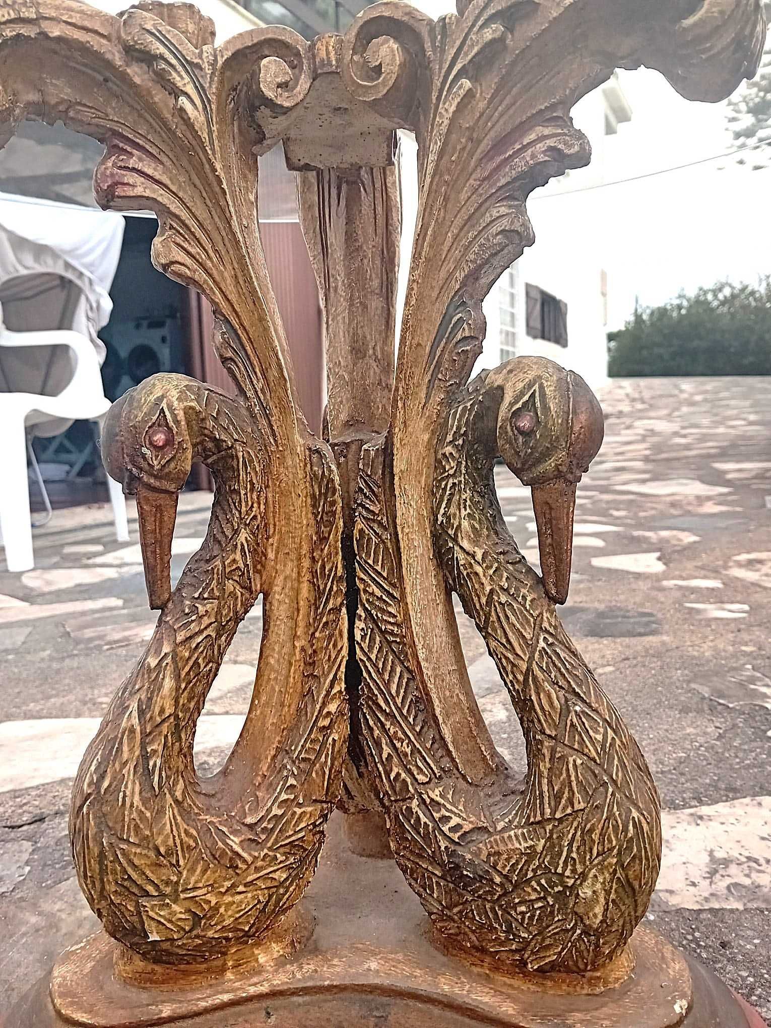 Mesa de vidro com cisnes de madeira