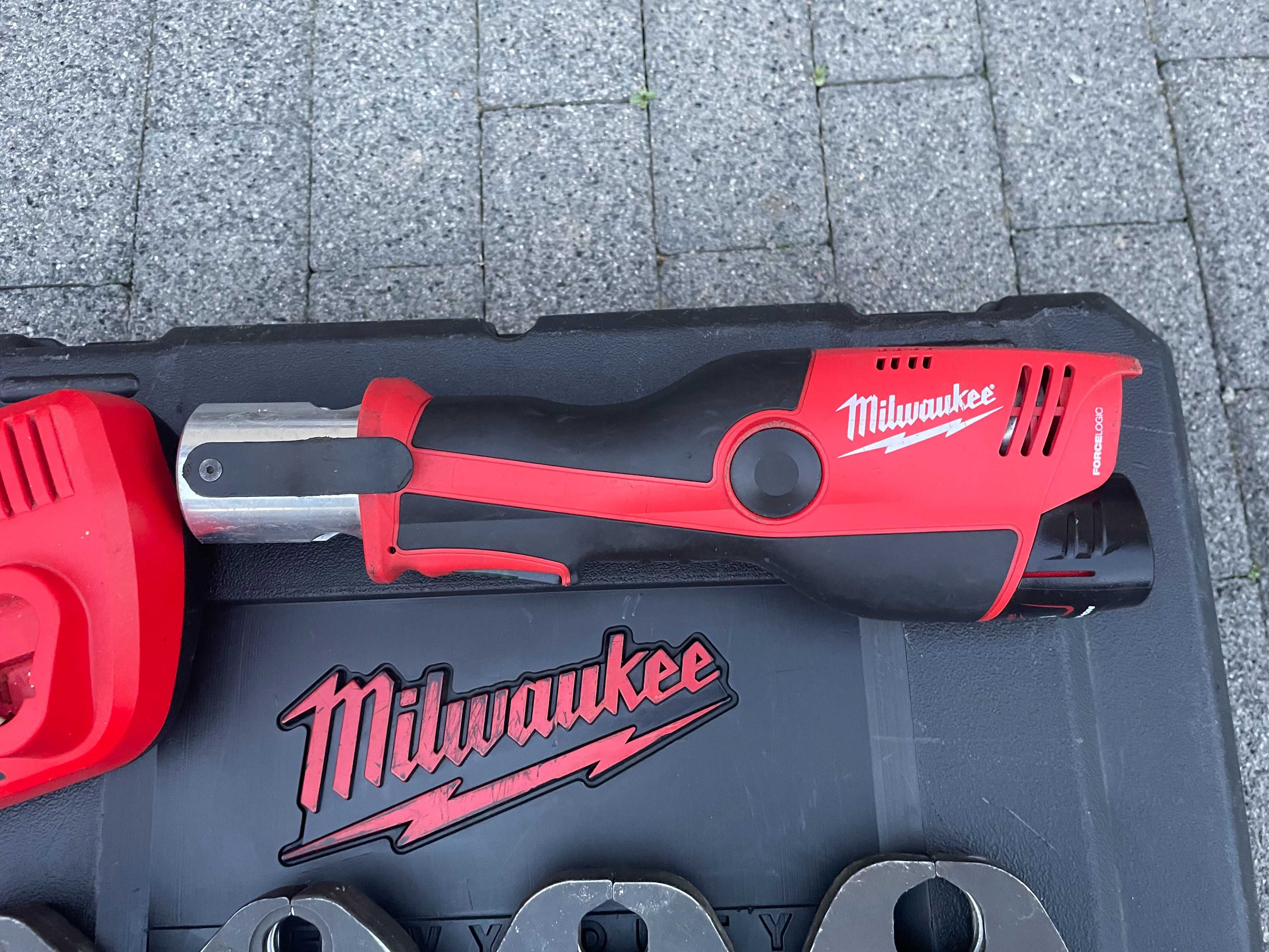 Zaciskarka prasa akumulatorowa do rur Milwaukee M12 HPT stal M15-28