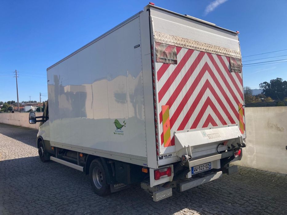 Iveco 70c14G com plataforma elevatoria