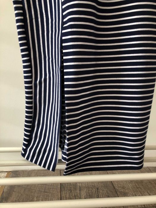 Полосатое платье с разрезом