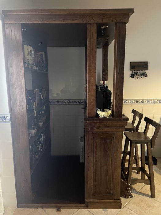 Bar em madeira maciça