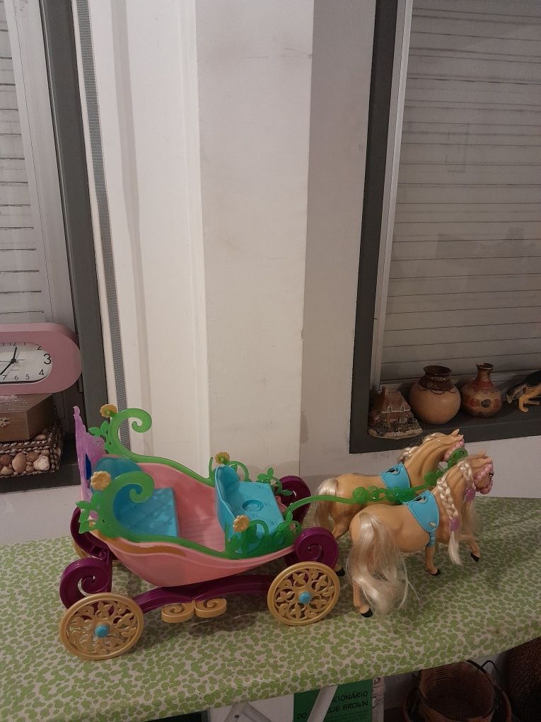 Vendo Conjunto Coche e Dois Cavalos de Brincar muito bonito como novo