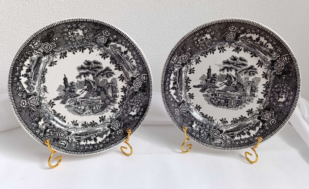 Par de Pratos de Sacavém Estátua