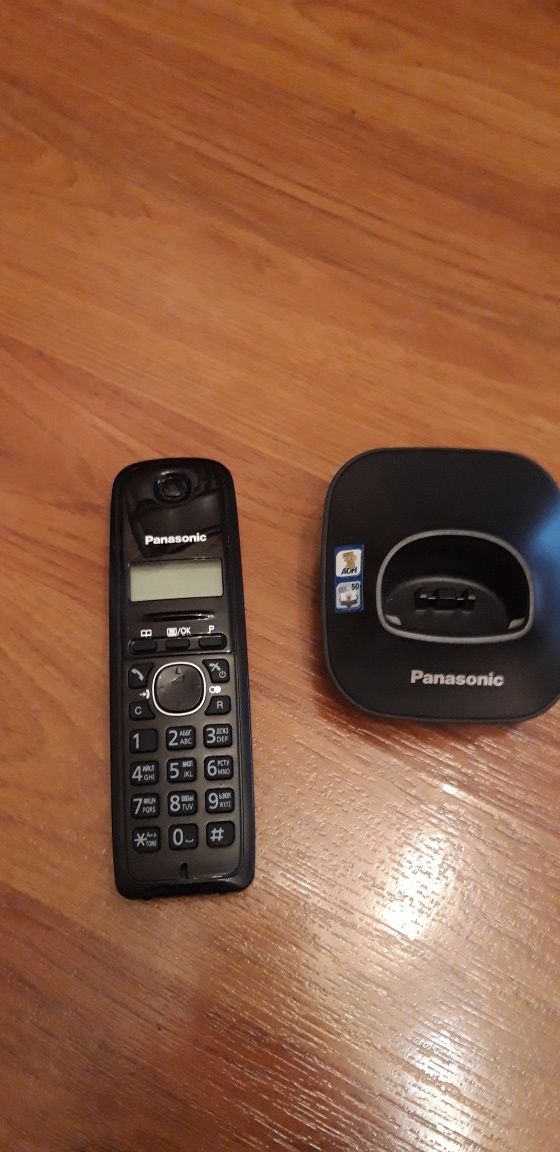 Стационарный телефон Panasonic (панасоник) с базой.